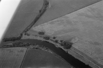 Oblique aerial view centred on the cropmarks of enclosures, linear features, a possible souterrain and rig at Balnakewan, looking to the N.