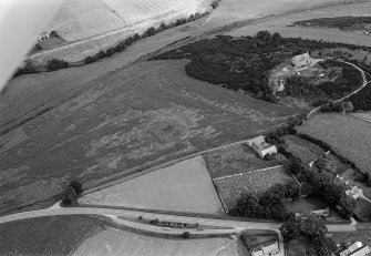 Oblique aerial view centred on a possible cairn at Kirkton of Oyne, with Hart Hill Old Parish Church and burial ground adjacent, looking to the NE.