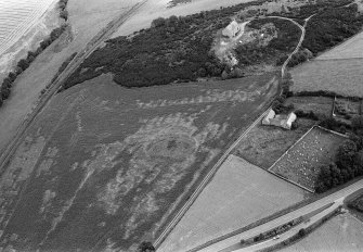 Oblique aerial view centred on a possible cairn at Kirkton of Oyne, with Hart Hill Old Parish Church and burial ground adjacent, looking to the NNE.