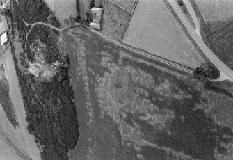 Oblique aerial view centred on a possible cairn at Kirkton of Oyne, with Hart Hill Old Parish Church and burial ground adjacent, looking to the E.