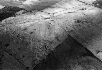 Oblique aerial view centred on the remains of the fort at Durn Hill, looking to the SSE.