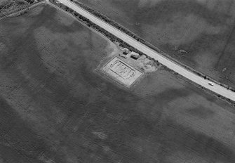 Oblique aerial view centred on the excavation of the timber hall at Balbridie, looking to the SE.