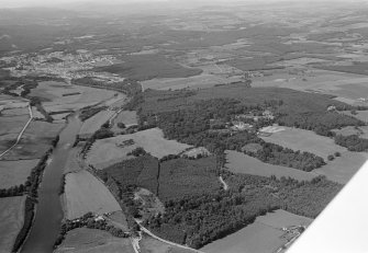 General oblique aerial view centred on Crathes Castle and policies, Milton Wood and the River Dee, looking to the WNW.