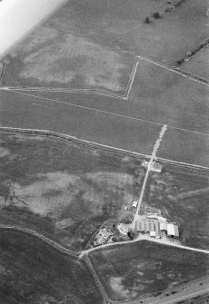 Oblique aerial view centred on the cropmarks of the unenclosed settlement, enclosure and souterrains at Myreside, looking to the NW.