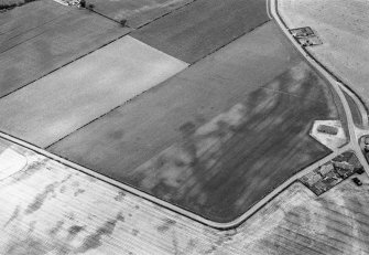 Oblique aerial view centred on the cropmarks of the pit alignment, pit enclosure and rig at Inchbare, looking to the S.