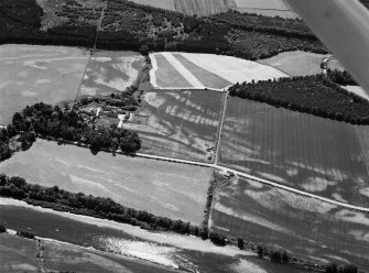 Oblique aerial view centred on the cropmarks of the enclosures, pits and rig at Balbridie, looking to the SE.