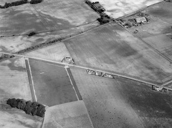 Oblique aerial view centred on the cropmarks of the Roman temporary camp, linear features, pits and rig at Dun, looking to the NW.