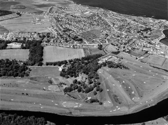 Oblique aerial view centred on Duff House with the golf course adjacent, looking to the NW.