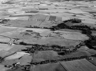 Oblique aerial view centred on the cropmarks of the rig at Wardhouse and Fallow Hill, looking to the SSE.