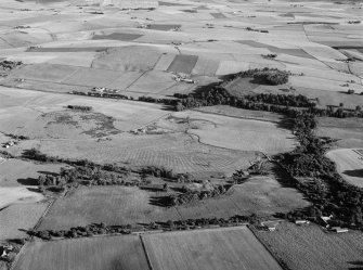 Oblique aerial view centred on the cropmarks of the rig at Wardhouse and Fallow Hill, looking to the SE.