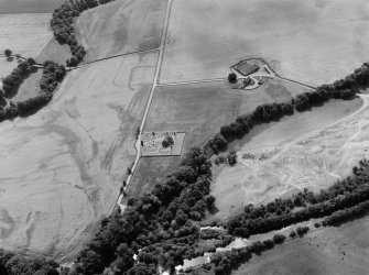 Oblique aerial view centred on the cropmarks of the Roman Temporary Camp, ring ditch and pits with Strathcathro Parish Church adjacent, looking to the SW.