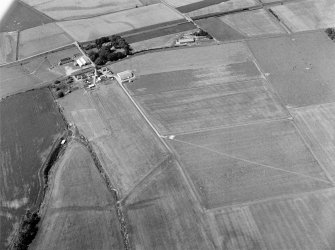 Oblique aerial view centred on the cropmarks of the barrow and rectilinear enclosure at Erskine's Knap, looking to the NNW.