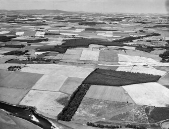 Oblique aerial view centred on the cropmarks of the Roman Temporary Camp at Normandykes, looking to the NNW.