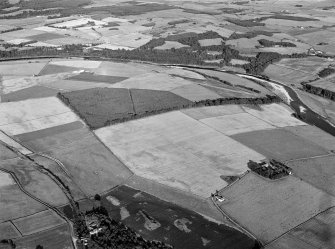 Oblique aerial view centred on the cropmarks of the Roman Temporary Camp at Normandykes, looking to the SSE.