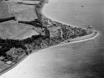 Oblique aerial view centred on Cromarty, looking to the SW.