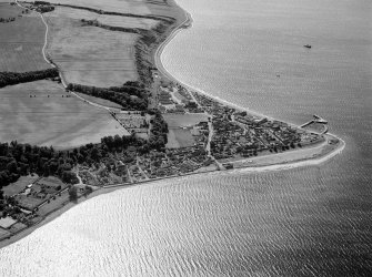 Oblique aerial view centred on Cromarty, looking to the SW.