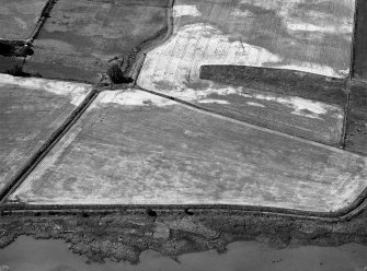 Oblique aerial view centred on the cropmarks of the rectilinear enclosure at Spital Shore, looking to the NW.