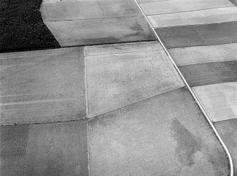 Oblique aerial view centred on the cropmarks of the enclosure and pits at Dryburn, looking to the SSW.