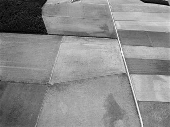 Oblique aerial view centred on the cropmarks of the enclosure and pits at Dryburn, looking to the SSW.