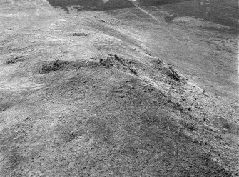 Oblique aerial view of the remains of the fort of Craig Dorney, looking to the SW.
