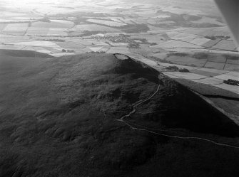 Oblique aerial view centred on the remains of the vitrified fort at Tap O' Noth, looking to the SE.