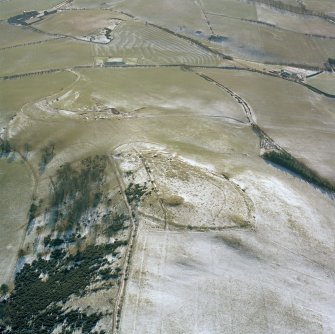 Black Hill, Lesmahagow, oblique aerial view, taken from the N, centred on the fort, settlement and cairn.