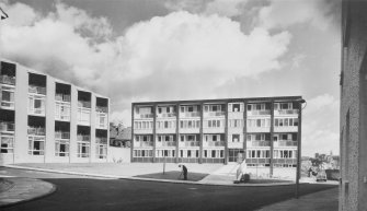 Dysart redevelopment, Phase 1.
View showing two blocks of maisonettes.
