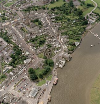Oblique aerial view of Kirkcudbright centred on Kirkcudbright Parish Church, taken from the NE.
