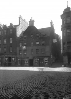 View of front elevation of 15 - 19 the Grassmarket, part of 21 (Thos Munro & Son), the corner of the Women's Hostel (Salvation Army), and the entrance to the Vennel