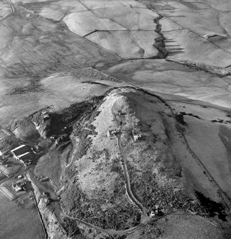 Oblique aerial view centred on the radio station and the remains of the fort with the quarry adjacent, taken from the E.