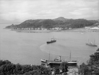 Oban, General.
General view, with boats in the bay.
Insc: '1392'.