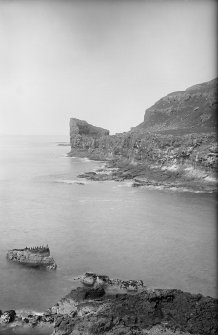 Treshnish Isles, Dun Cruit.
General view from south.
