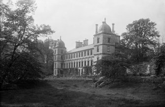 Culross Abbey Mansion House
Rear view of house.
Scanned image from original glass plate negative. Original envelope annotated by Erskine Beveridge 'Culross Abbey from S.E. 1896'