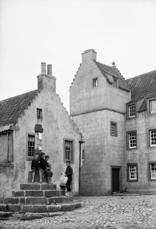 Culross
General view of The Study and the market cross (before restoration).
Scanned image from original glass plate negative. Original envelope annotated by Erskine Beveridge 'Cross Culross'