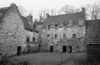 Culross Palace
View of front.
Scanned from original glass plate negative. Envelope titled by Erskine Beveridge 'The Palace Culross'