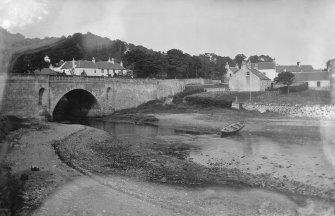 Newmills Bridge.
General view of Newmills from the south west.
Scanned from glass plate negative. Original envelope annotated by Erskine Beveridge 'Newmilns Bridge'