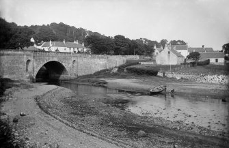 Newmills Bridge.
General view of Newmills from the south west.
Scanned from glass plate negative. Original envelope annotated by Erskine Beveridge 'Newmilns Bridge from shore'