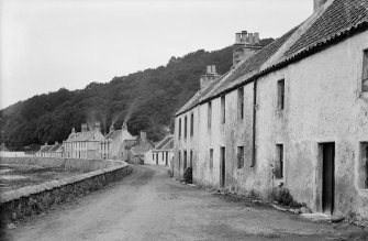 Low Valleyfield, Main Street.
General view. 
Scanned from glass plate negative. Original envelope annotated by Erskine Beveridge 'Low Valleyfield'