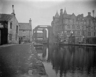 Edinburgh, Gilmore Park, Union Canal, vertical lifting bridge.
General view of bridge in original position pre-1922.