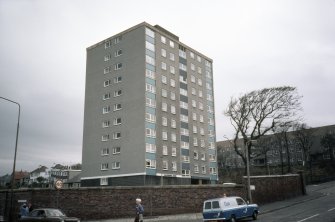 Edinburgh, Coillesdene House: View from road of 11-storey block.