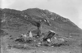 Colonsay, Scalasaig.
View of cairn and standing stones, from the south.
