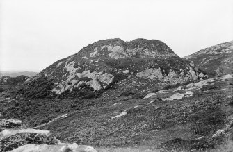 Colonsay, Dun Eibhinn.
View looking up towards the fort.