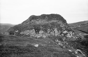 Colonsay, Dun Eibhinn.
View looking up towards the fort, from the east.