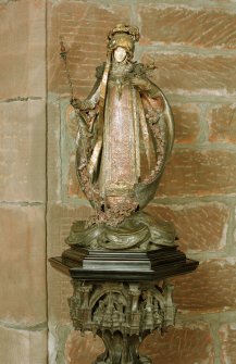 Interior.
Prayer chapel, detail of bronze statue of St Elizabeth of Hungary.
