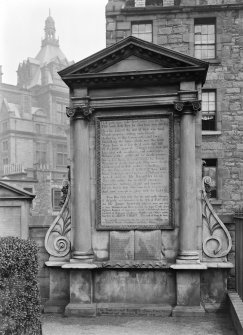 General view of Martyr's Monument, Greyfriar's Churchyard