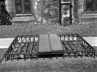 General view of type of mortsafe in Greyfriars Churchyard
Inv.fig. 204