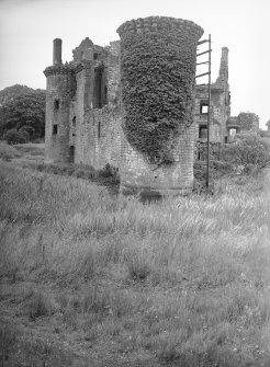 Caerlaverock Castle.
View along West curtain from South West.