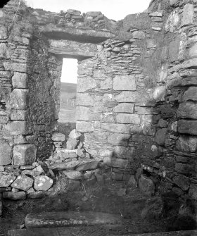 Mull, Inchkenneth Chapel, interior.
View of window.