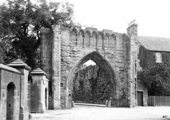 Gatehouse, Pends from South.