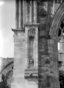 Detail of S transept niche.